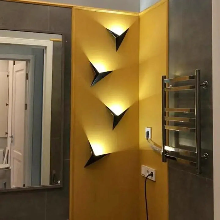 Applique murale LED étoile nordique Luminaire Essenza avec finition or et lumière blanc froid, design moderne pour décoration intérieure.