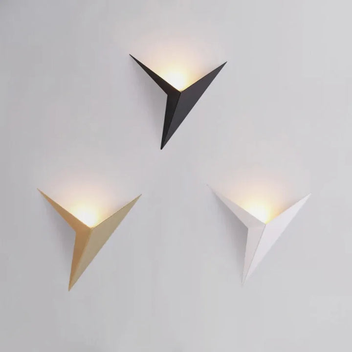 Applique murale LED étoile nordique Luminaire Essenza avec finition or et lumière blanc froid, décoration moderne pour la maison.