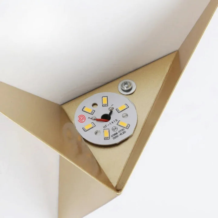 Applique murale LED étoile nordique Luminaire Essenza avec finition or et lumière blanc froid, design moderne et élégante.