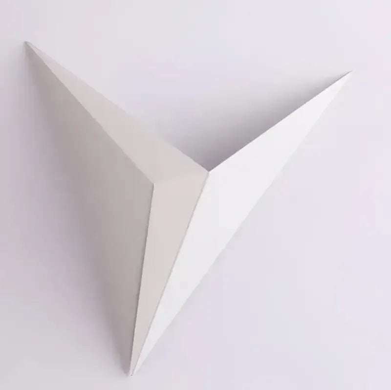 Applique murale LED étoile nordique Luminaire Essenza avec finition or et lumière blanc froid, design moderne et élégant.