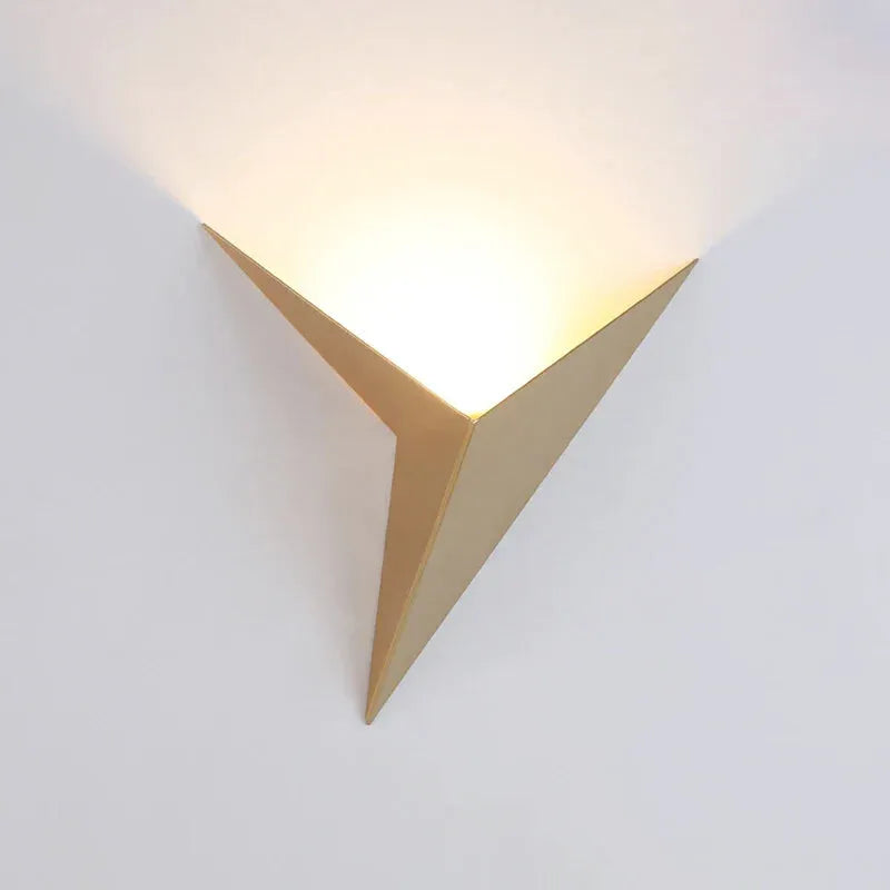 Applique murale LED étoile nordique Luminaire Essenza avec finition or et lumière blanche froide, design moderne et élégant.