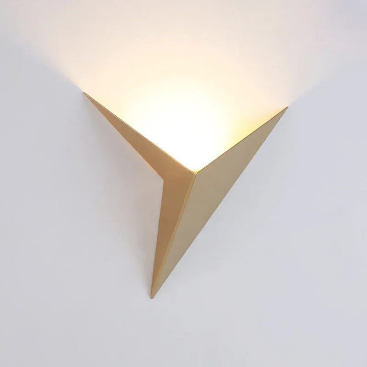 Applique murale LED étoile nordique Luminaire Essenza avec finition or et lumière blanche froide, design moderne et élégant.
