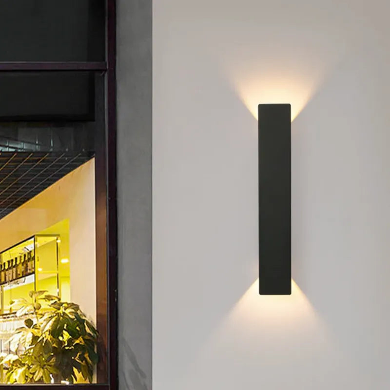 Applique murale LED extérieure moderne et minimaliste de 20 cm, finition noire ou blanche, éclairage chaud, marque Luminaire Essenza.