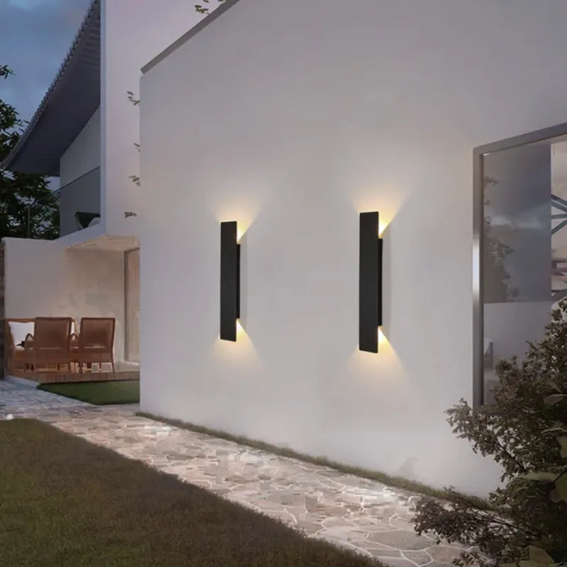 Applique murale LED extérieure Luminaire Essenza, design minimaliste et moderne, finition noire ou blanche, 20 cm de hauteur.