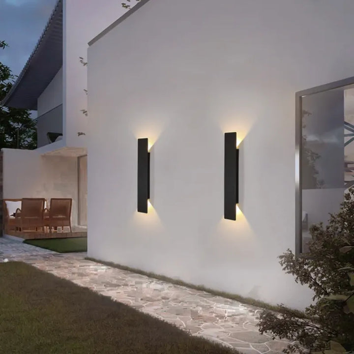 Applique murale LED extérieure Luminaire Essenza, design minimaliste et moderne, finition noire ou blanche, 20 cm de hauteur.