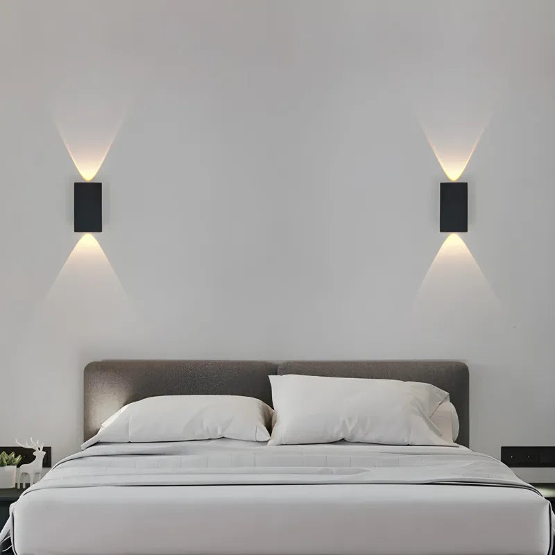 Applique murale LED extérieure moderne et minimaliste, noire et blanche, 20 cm, éclairage chaud pour extérieur.