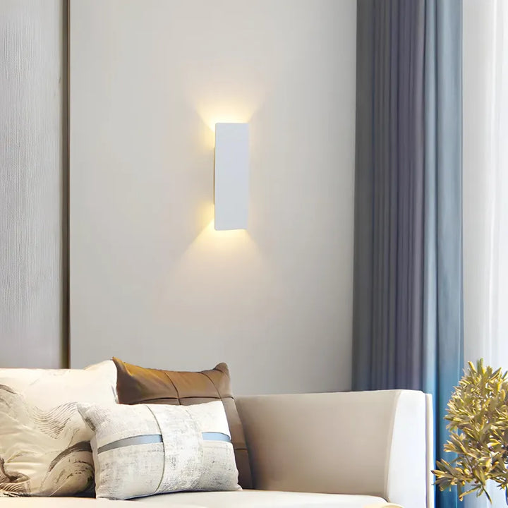 Applique murale LED extérieure moderne et minimaliste de Luminaire Essenza, finition noire ou blanche, éclairage chaud, 20 cm de diamètre.