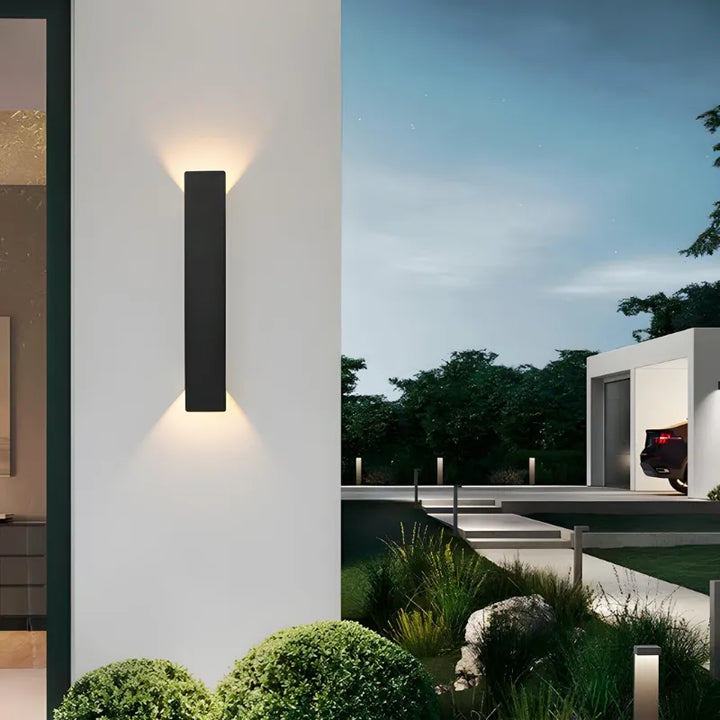 Applique murale LED extérieure moderne et minimaliste de 20 cm, finition noire ou blanche, éclairage chaud par Luminaire Essenza.