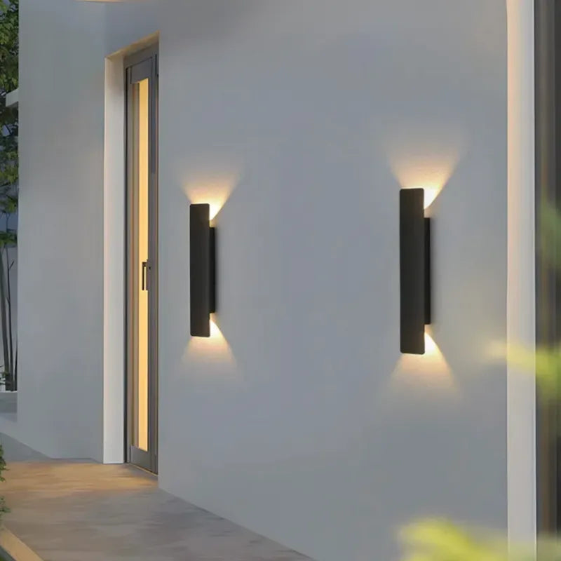 Applique murale LED extérieure minimaliste et moderne de 20 cm, en noir ou blanc, éclairage chaud par Luminaire Essenza.