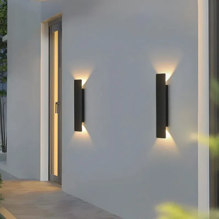 Applique murale LED extérieure minimaliste et moderne de 20 cm, en noir ou blanc, éclairage chaud par Luminaire Essenza.