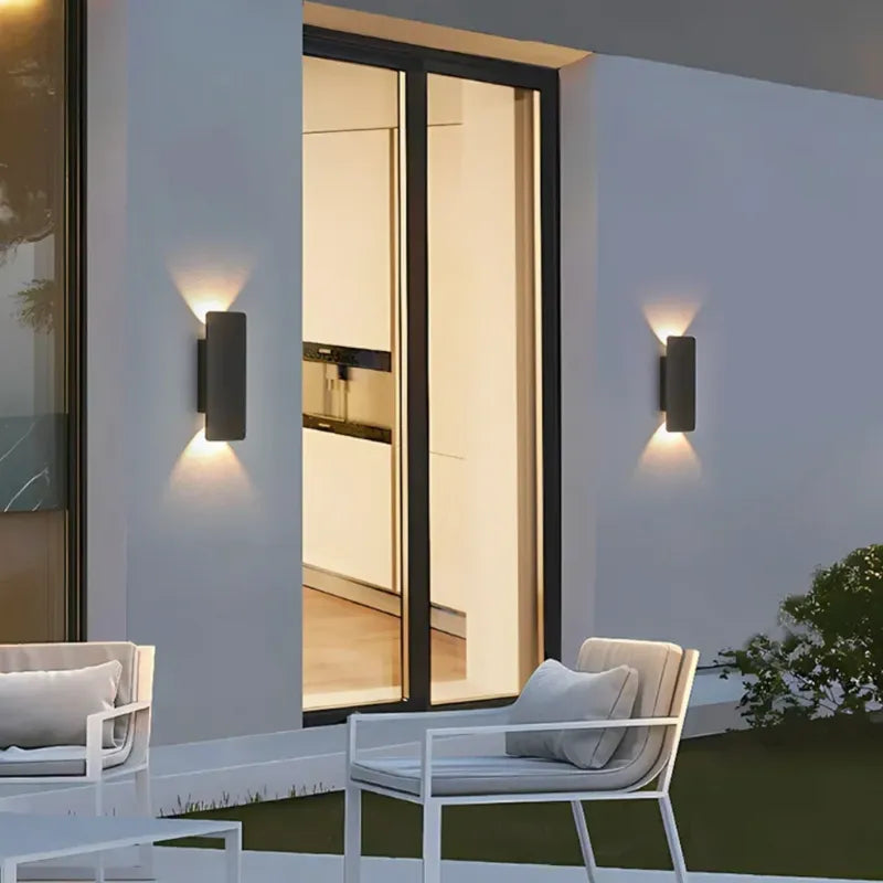 Applique murale LED extérieure moderne et minimaliste de Luminaire Essenza, design noir ou blanc, 20 cm, éclairage chaud.