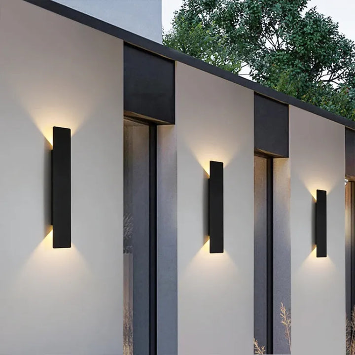 Applique murale LED extérieure Luminaire Essenza, design minimaliste et moderne, finition noire ou blanche, 20 cm de haut.