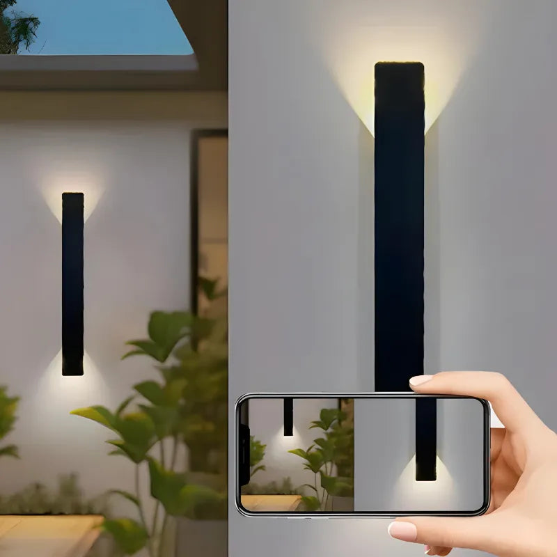 Applique murale LED extérieure minimaliste et moderne de 20 cm, noire ou blanche, éclairage chaud pour extérieur, par Luminaire Essenza.