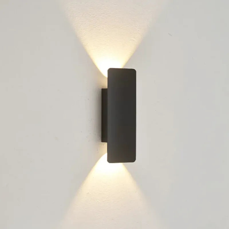 Applique murale LED extérieure Luminaire Essenza, design minimaliste et moderne, en noir ou blanc, 20 cm.