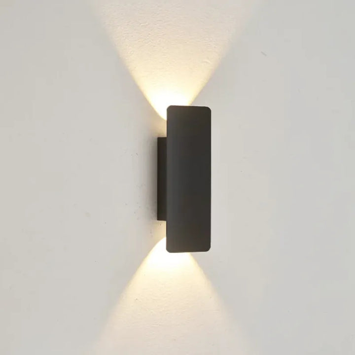 Applique murale LED extérieure Luminaire Essenza, design minimaliste et moderne, en noir ou blanc, 20 cm.