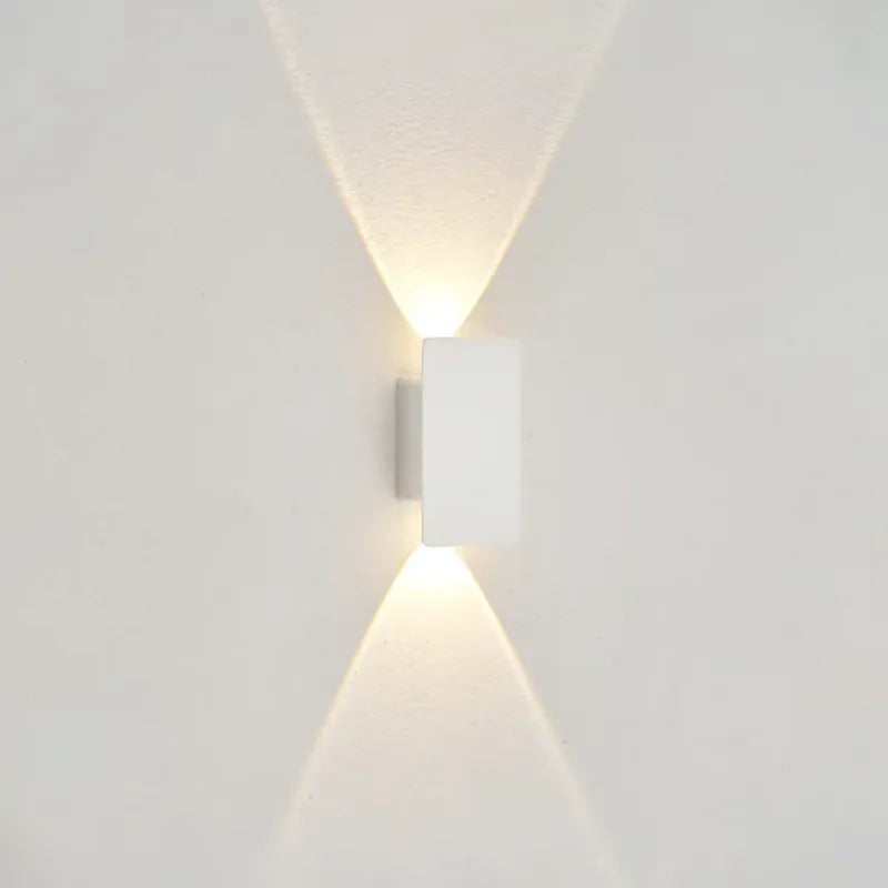 Applique murale LED extérieure moderne et minimaliste Luminaire Essenza, noir ou blanc, 20 cm, éclairage chaud.