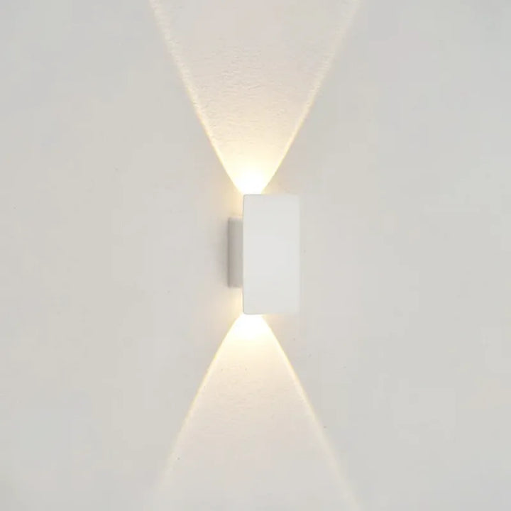 Applique murale LED extérieure moderne et minimaliste Luminaire Essenza, noir ou blanc, 20 cm, éclairage chaud.