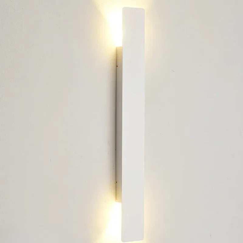 Applique murale LED extérieure minimaliste et moderne de 20 cm, finition noire ou blanche, éclairage chaud par Luminaire Essenza.