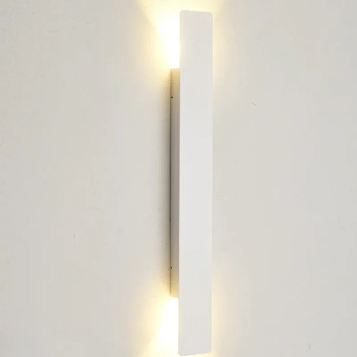 Applique murale LED extérieure minimaliste et moderne de 20 cm, finition noire ou blanche, éclairage chaud par Luminaire Essenza.