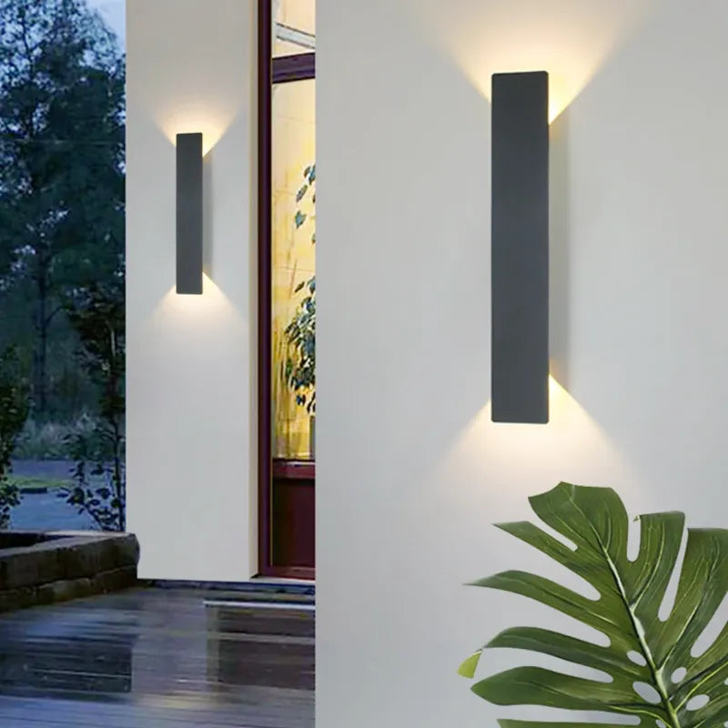 Applique murale LED extérieure minimaliste et moderne de 20 cm, en noir ou blanc, éclairage chaud pour extérieur.