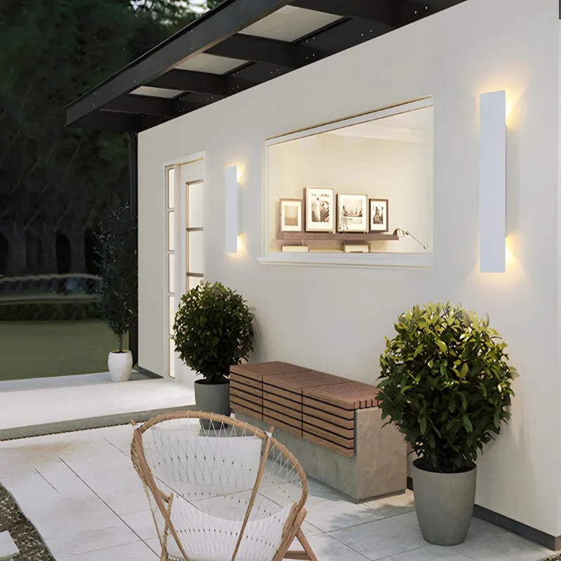 Applique murale LED extérieure Luminaire Essenza, design minimaliste moderne, noir ou blanc, 20 cm, éclairage chaud.