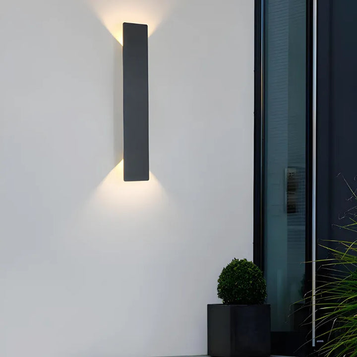 Applique murale LED extérieure minimaliste et moderne de 20 cm, noir ou blanc, éclairage chaud, par Luminaire Essenza.