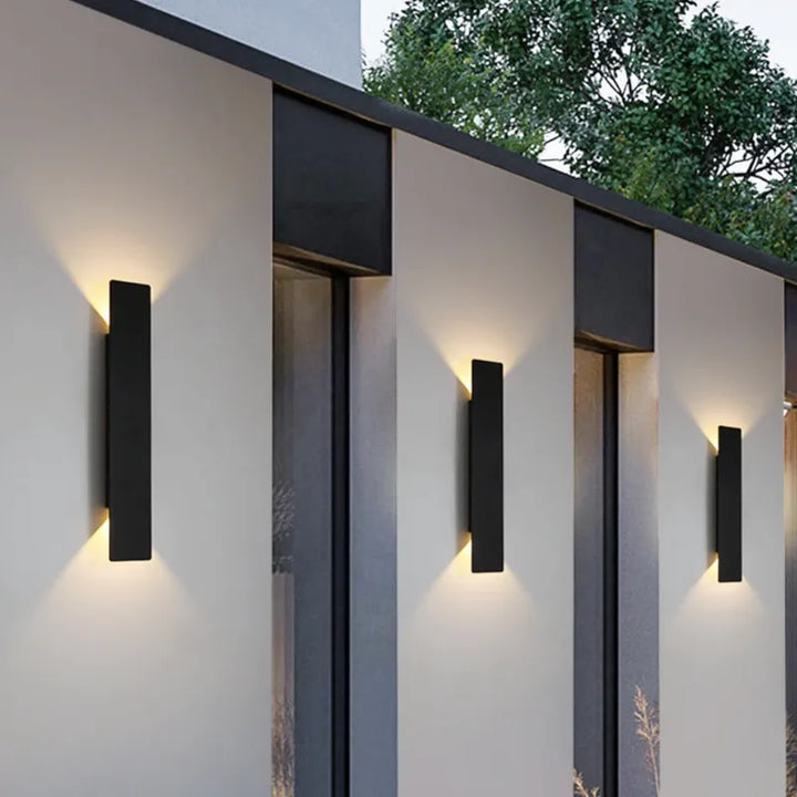 Applique murale LED extérieure moderne et minimaliste de 20 cm, finition noire ou blanche, éclairage chaud, par Luminaire Essenza.
