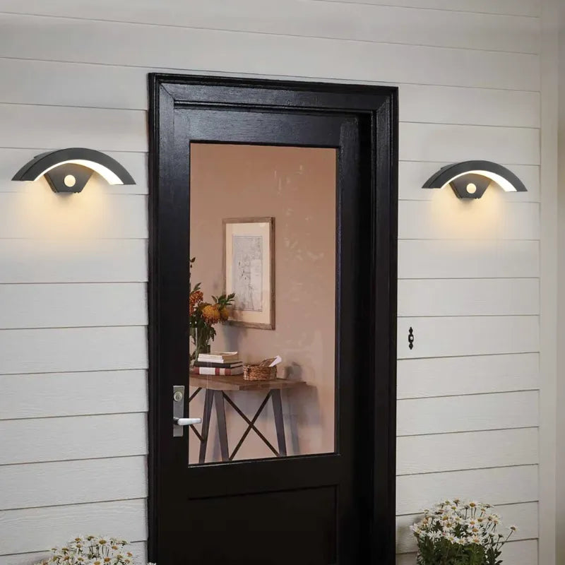 Applique murale LED extérieure moderne Luminaire Essenza avec capteur, éclairage extérieur élégant et fonctionnel.