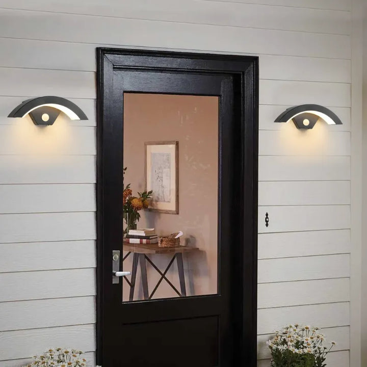 Applique murale LED extérieure moderne Luminaire Essenza avec capteur, éclairage extérieur élégant et fonctionnel.