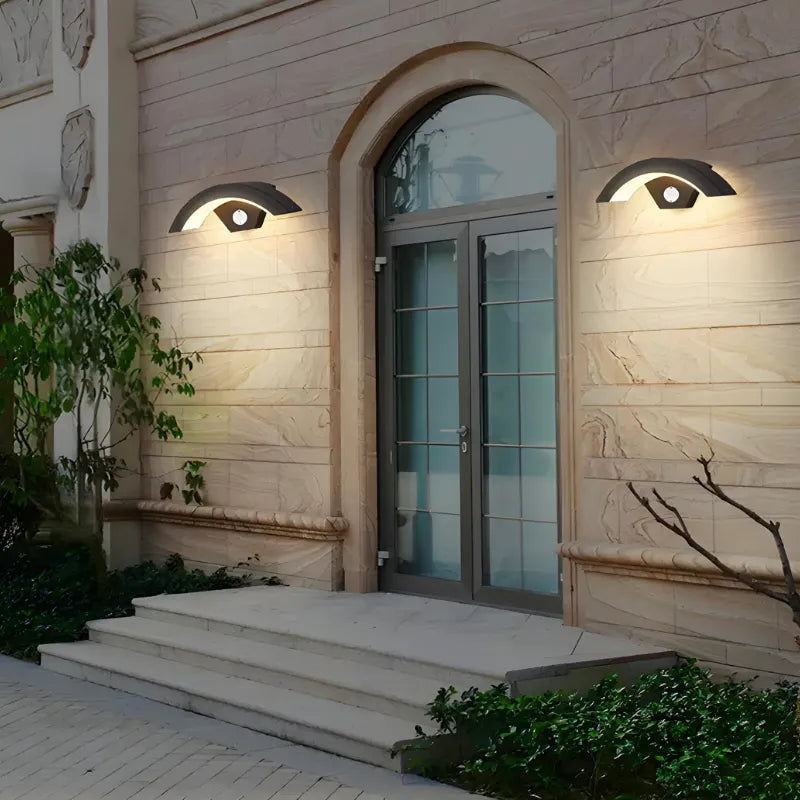 Applique murale LED extérieure moderne Luminaire Essenza avec capteur, éclairage extérieur élégant et fonctionnel.