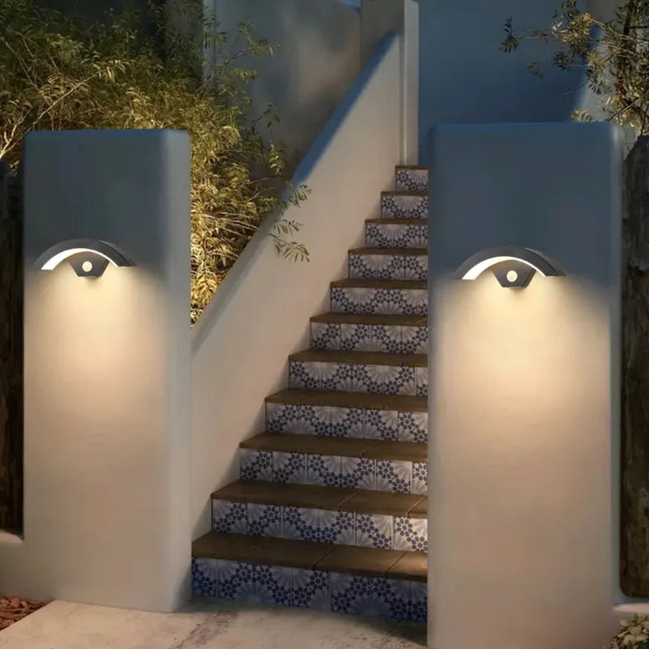 Applique murale LED extérieure moderne Luminaire Essenza avec capteur, éclairage extérieur élégant et fonctionnel.