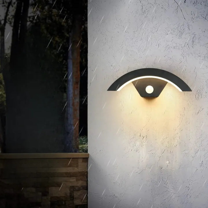 Applique murale LED extérieure moderne Luminaire Essenza avec capteur, éclairage extérieur élégant et pratique.