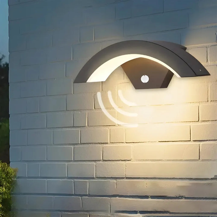 Applique murale LED extérieure moderne Luminaire Essenza avec capteur, éclairage extérieur élégant et économique.