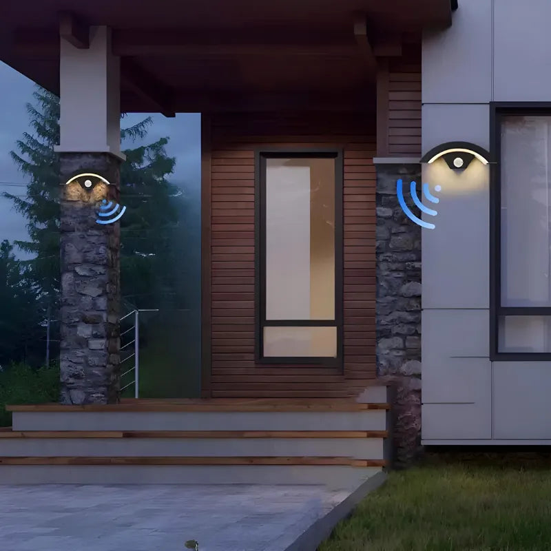 Applique murale LED extérieure moderne avec capteur, design élégant et éclairage efficace pour l'extérieur.