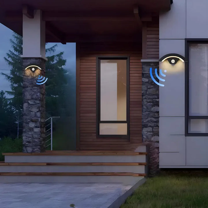 Applique murale LED extérieure moderne avec capteur, design élégant et éclairage efficace pour l'extérieur.