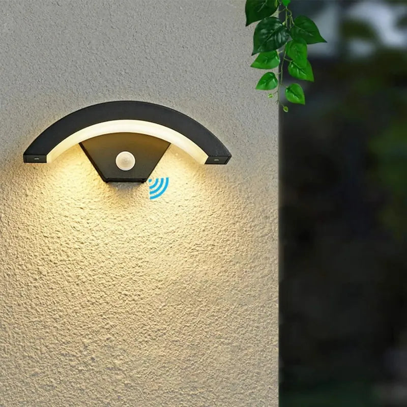 Applique murale LED extérieure moderne avec capteur, design élégant et éclairage efficace pour l'extérieur.