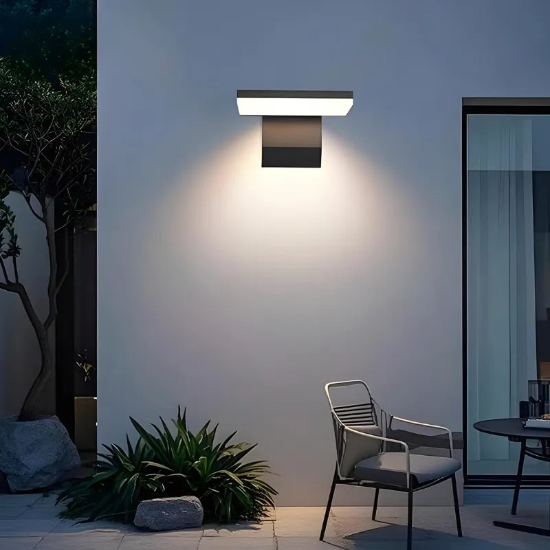 Applique murale LED extérieure moderne et minimaliste de Luminaire Essenza avec détecteur de mouvement, en noir ou blanc.