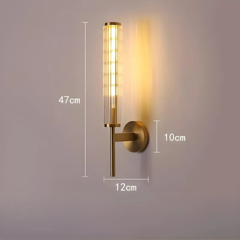 Applique murale LED haut de gamme en laiton doré et verre strié blanc chaud, moderne et élégante.