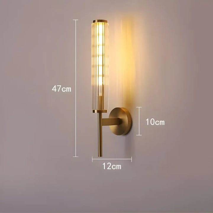 Applique murale LED haut de gamme en laiton doré et verre strié blanc chaud, moderne et élégante.