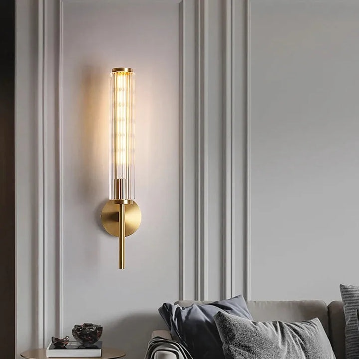 Applique murale LED haut de gamme en laiton doré et verre strié avec éclairage blanc chaud, design élégant et moderne.