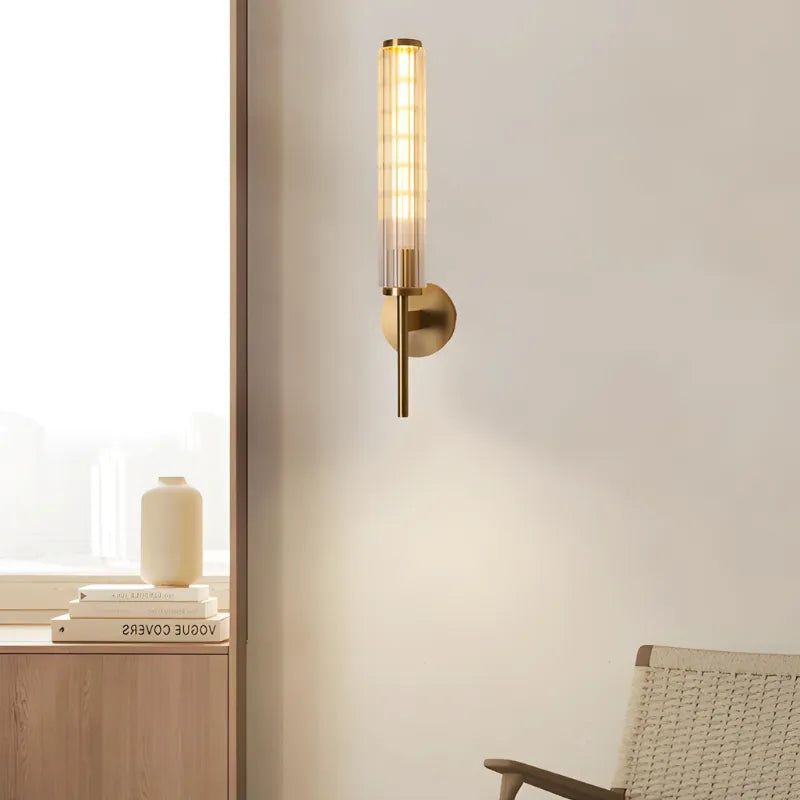 Applique murale LED haut de gamme en laiton doré et verre strié, éclairage blanc chaud, design élégant et moderne.