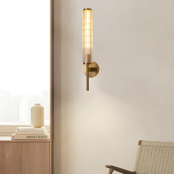 Applique murale LED haut de gamme en laiton doré et verre strié, éclairage blanc chaud, design élégant et moderne.