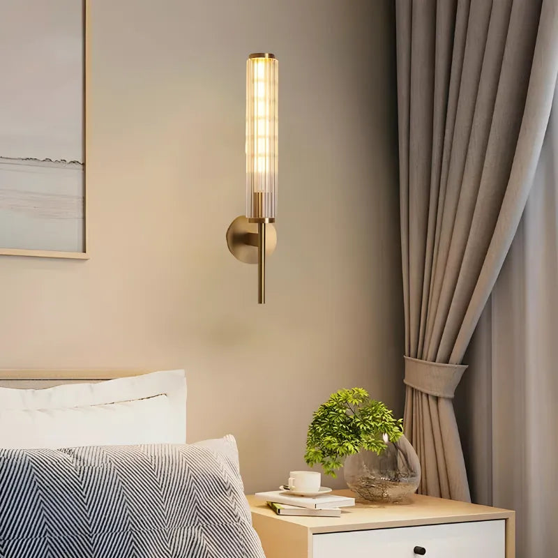Applique murale LED haut de gamme Luminaire Essenza en laiton doré et verre strié avec lumière blanc chaud.