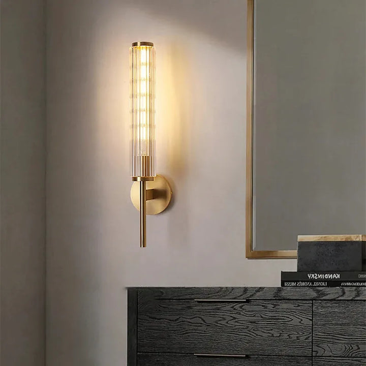 Applique murale LED haut de gamme en laiton doré et verre strié blanc chaud, éclairage élégant pour intérieur.
