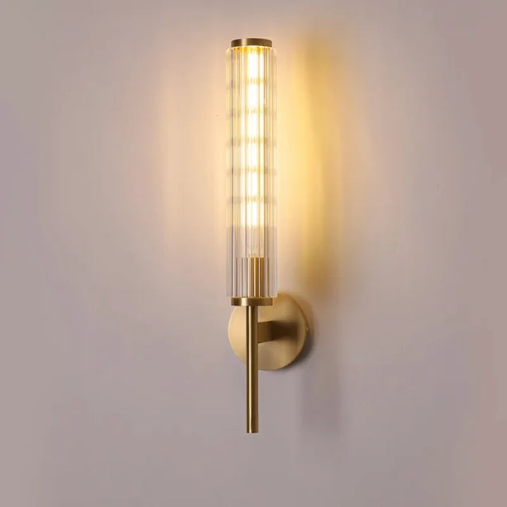 Applique murale LED haut de gamme en laiton doré et verre strié blanc chaud, design élégant pour décoration intérieure.