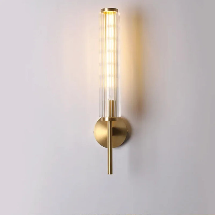 Applique murale LED haut de gamme en laiton doré et verre strié avec lumière blanc chaud, design élégant et moderne.
