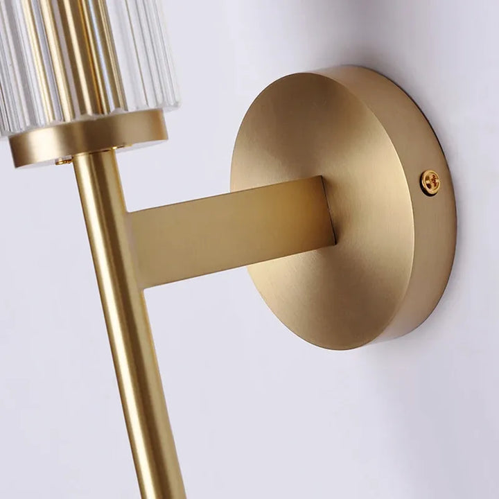 Applique murale LED haut de gamme en laiton doré et verre strié blanc chaud, design élégant pour intérieur moderne.