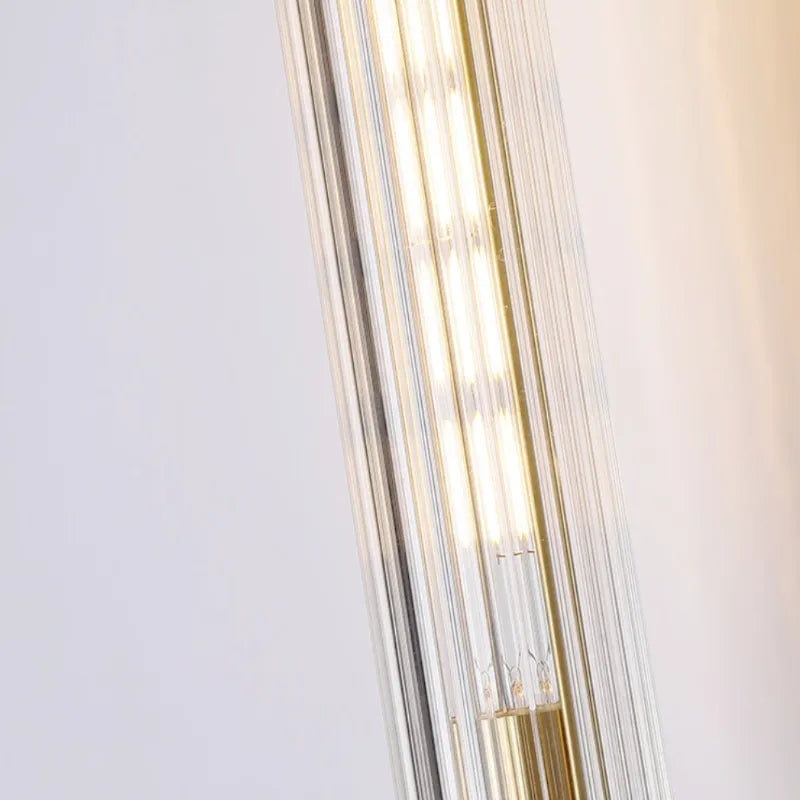 Applique murale LED haut de gamme en laiton doré et verre strié avec lumière blanc chaud, design élégant et moderne.