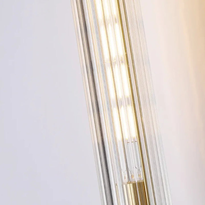Applique murale LED haut de gamme en laiton doré et verre strié avec lumière blanc chaud, design élégant et moderne.
