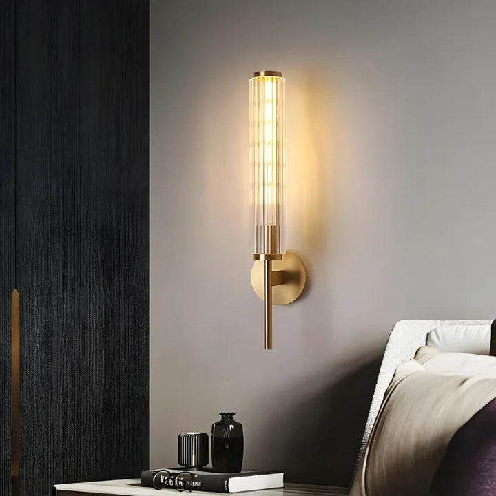 Applique murale LED haut de gamme Luminaire Essenza en laiton doré et verre strié avec lumière blanc chaud.